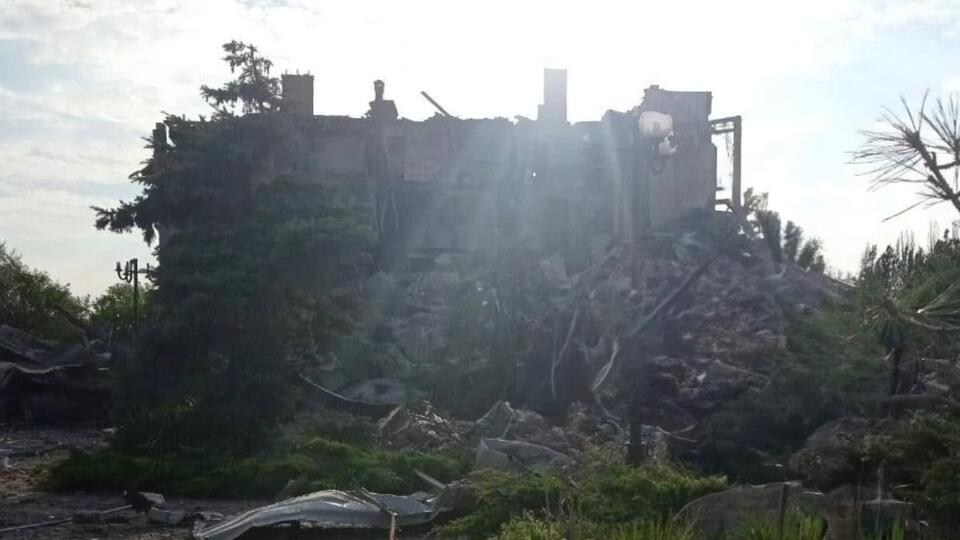 Зруйнована будівля готелю "Дюна", де на момент удару перебувало військове керівництво російських окупантів