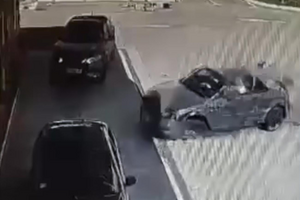 Пассажир автомобиля, который снес бензоколонку и сжег заправку, скончался в больнице от полученных травм