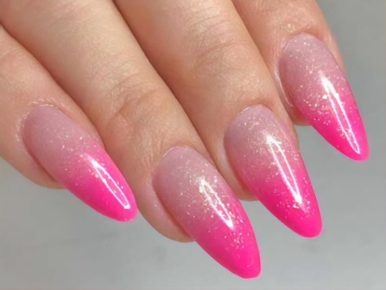 Акцент в маникюре сделан с помощью глиттерного лака