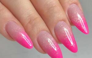 Акцент в маникюре сделан с помощью глиттерного лака