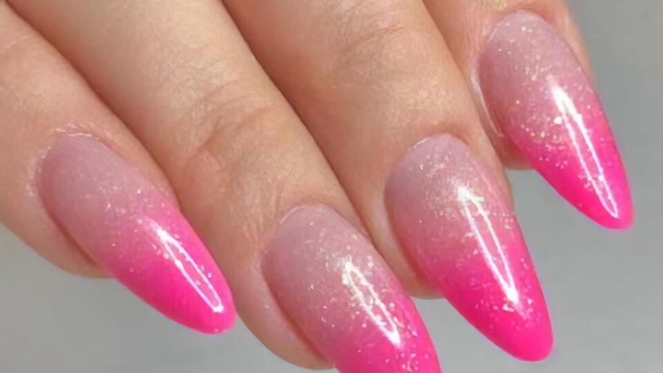 Акцент в маникюре сделан с помощью глиттерного лака