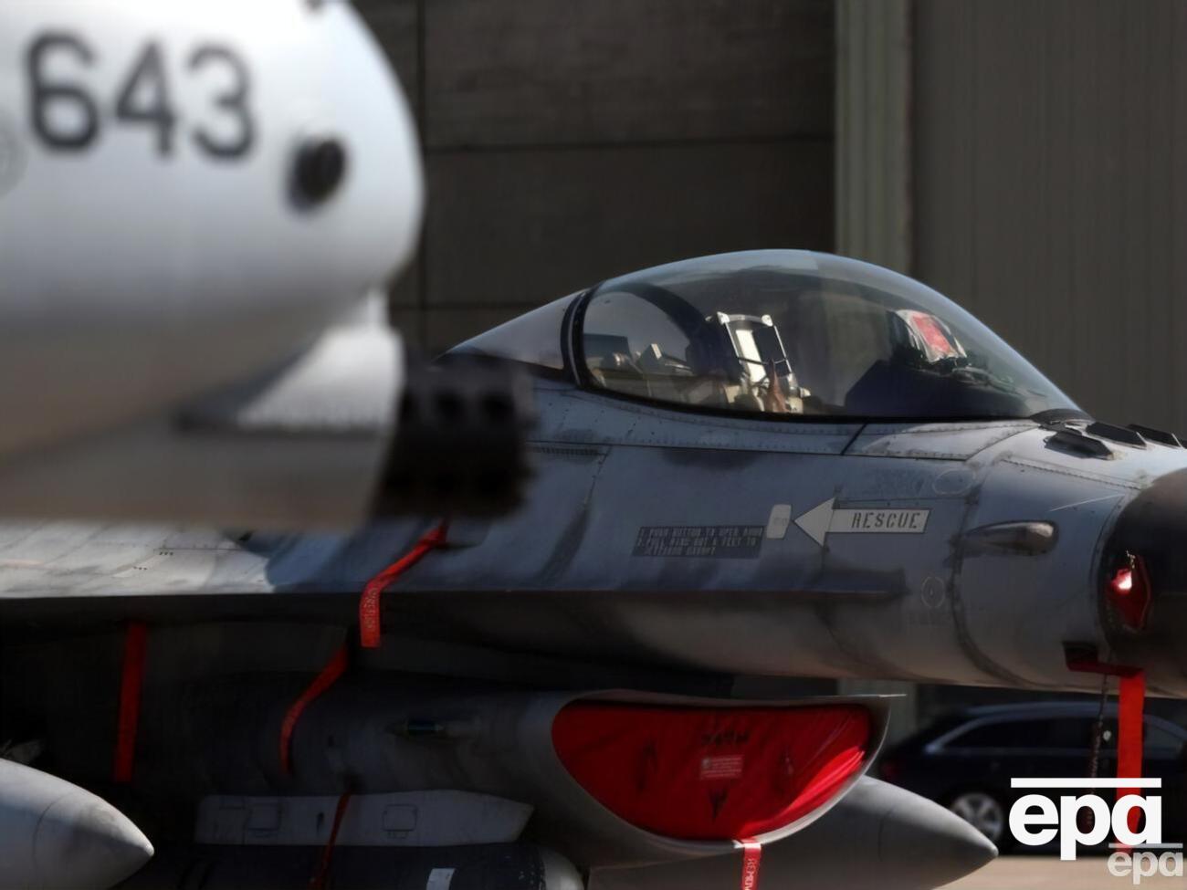 Запит на початок навчання українських пілотів на F-16 іще розглядають, повідомили у Пентагоні