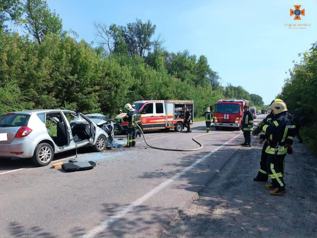 Рятувальники деблокували постраждалих і передали медикам