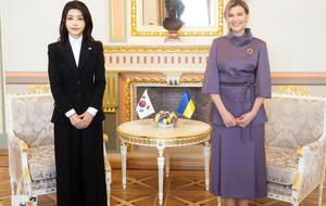 Зеленская для встречи с Ким Кон Хи была одета в костюм от A.M.G