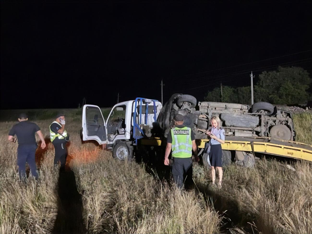 По данным полиции, водитель эвакуатора пытался проехать на запрещающий сигнал светофора