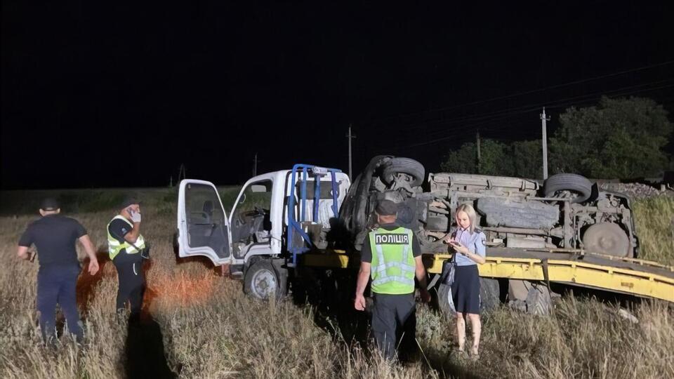 По данным полиции, водитель эвакуатора пытался проехать на запрещающий сигнал светофора