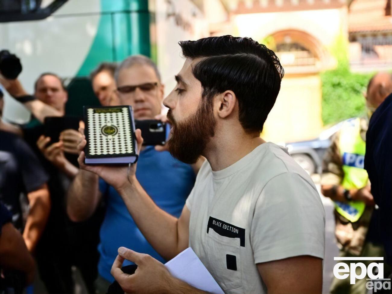 Полиция Стокгольма разрешила акцию с сожжением книг христианства и иудаизма