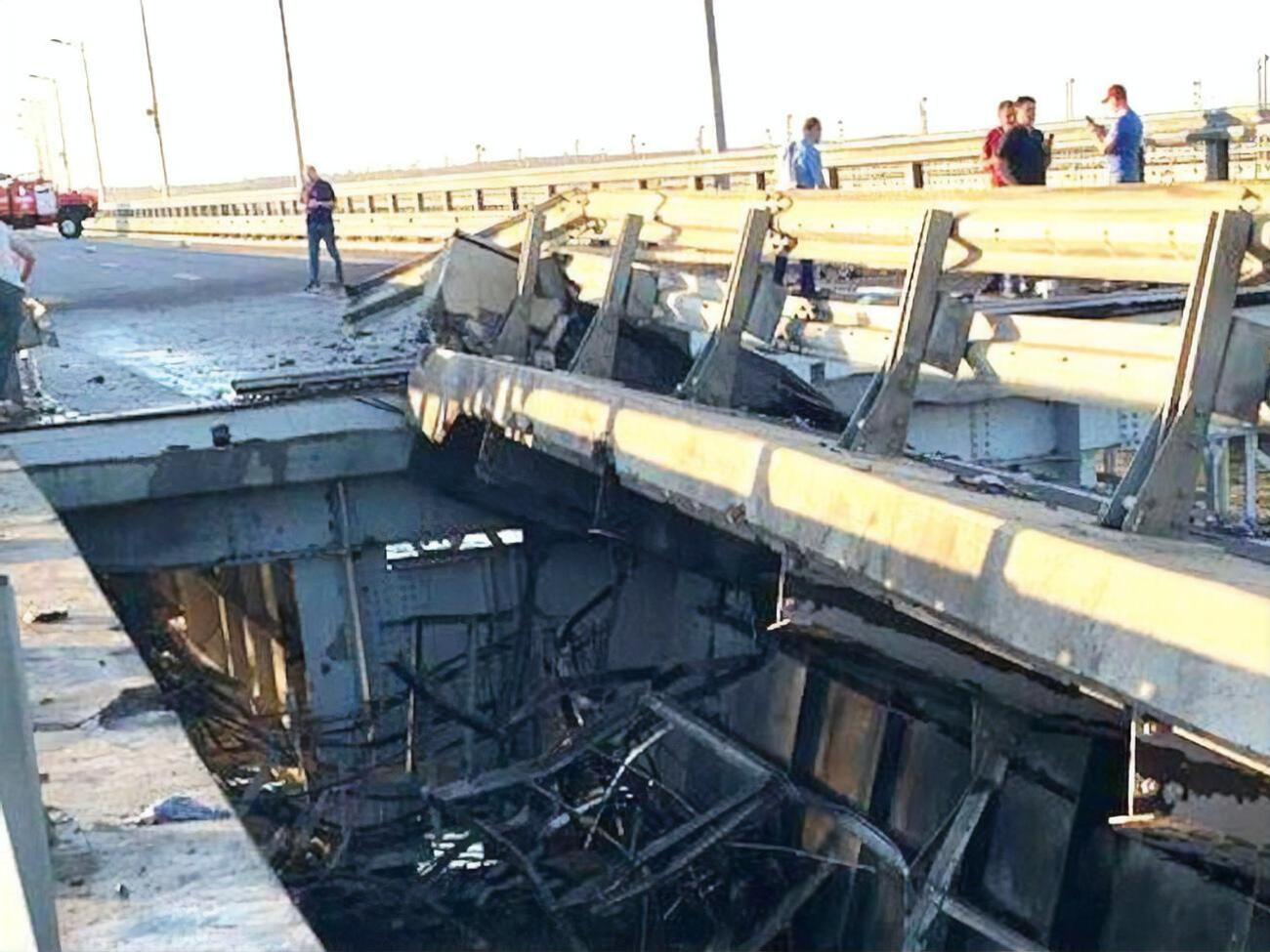После взрыва ночью 17 июля на Крымском мосту было перекрыто автомобильное, железнодорожное и паромное движение