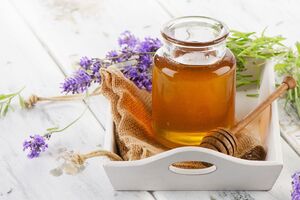 Експерти рекомендують використовувати лавандовий мед до чаю і для приготування десертів