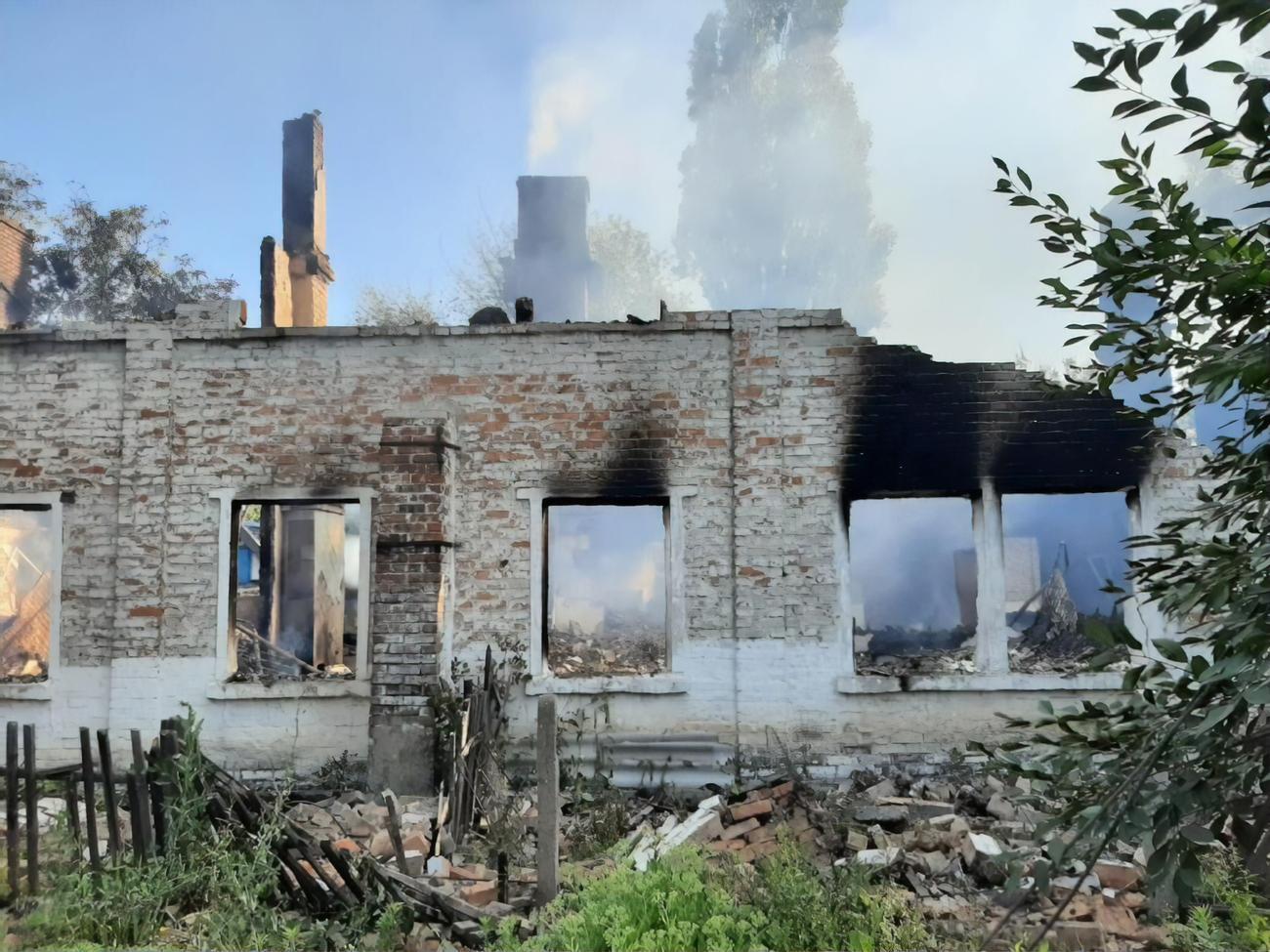 Під обстріли потрапили житлові будинки, підприємство, адмінбудівля, інфраструктурний об'єкт