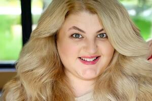 Суворова показала, как накручивает волосы и снимает бигуди