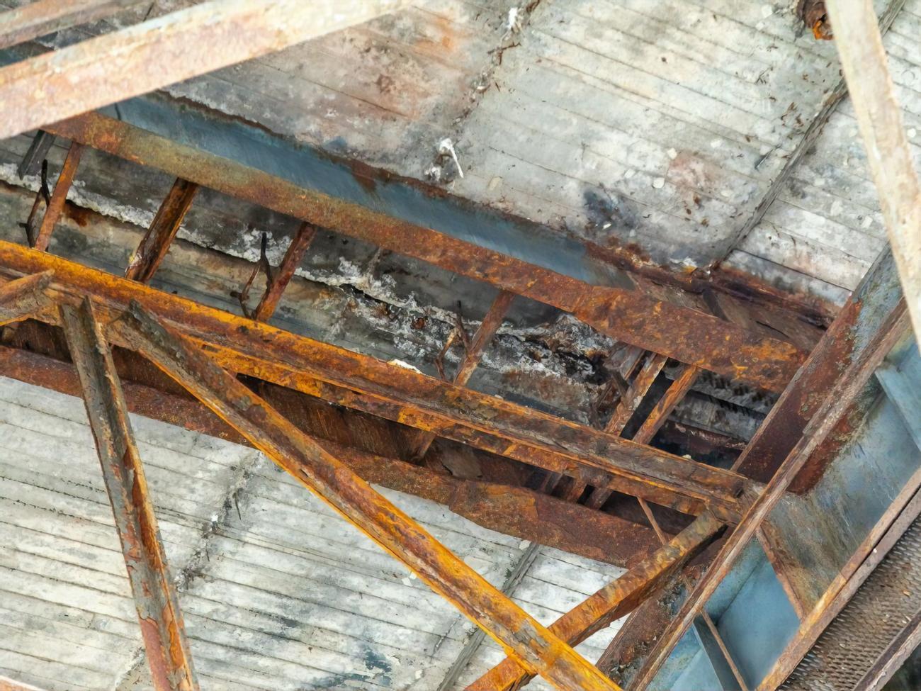 Комиссия&nbsp;обнаружила сплошную коррозию балок и главных элементов прогонов