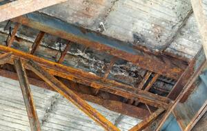 Комиссия обнаружила сплошную коррозию балок и главных элементов прогонов