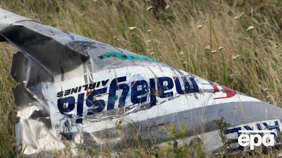 Boeing 777, якій летів з Амстердама до Куала-Лумпур рейсом MH17, зазнав катастрофи 17 липня 2014 року на окупованій території біля Тореза