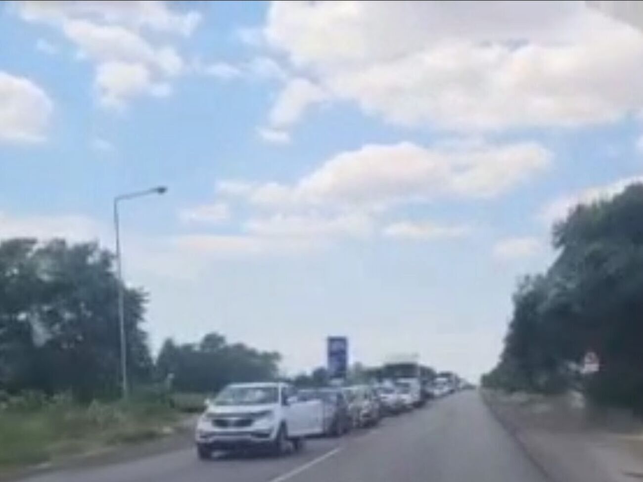 Затор возник на пути автомобилистов, выезжающих из аннексированного Крыма в сторону оккупированного Мелитополя, отметили росСМИ