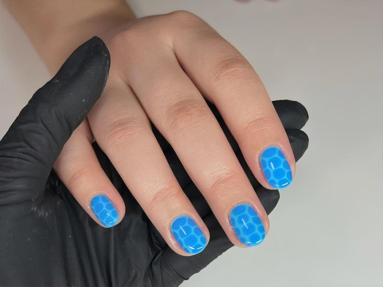 Манікюр має візуально об'ємний ефект