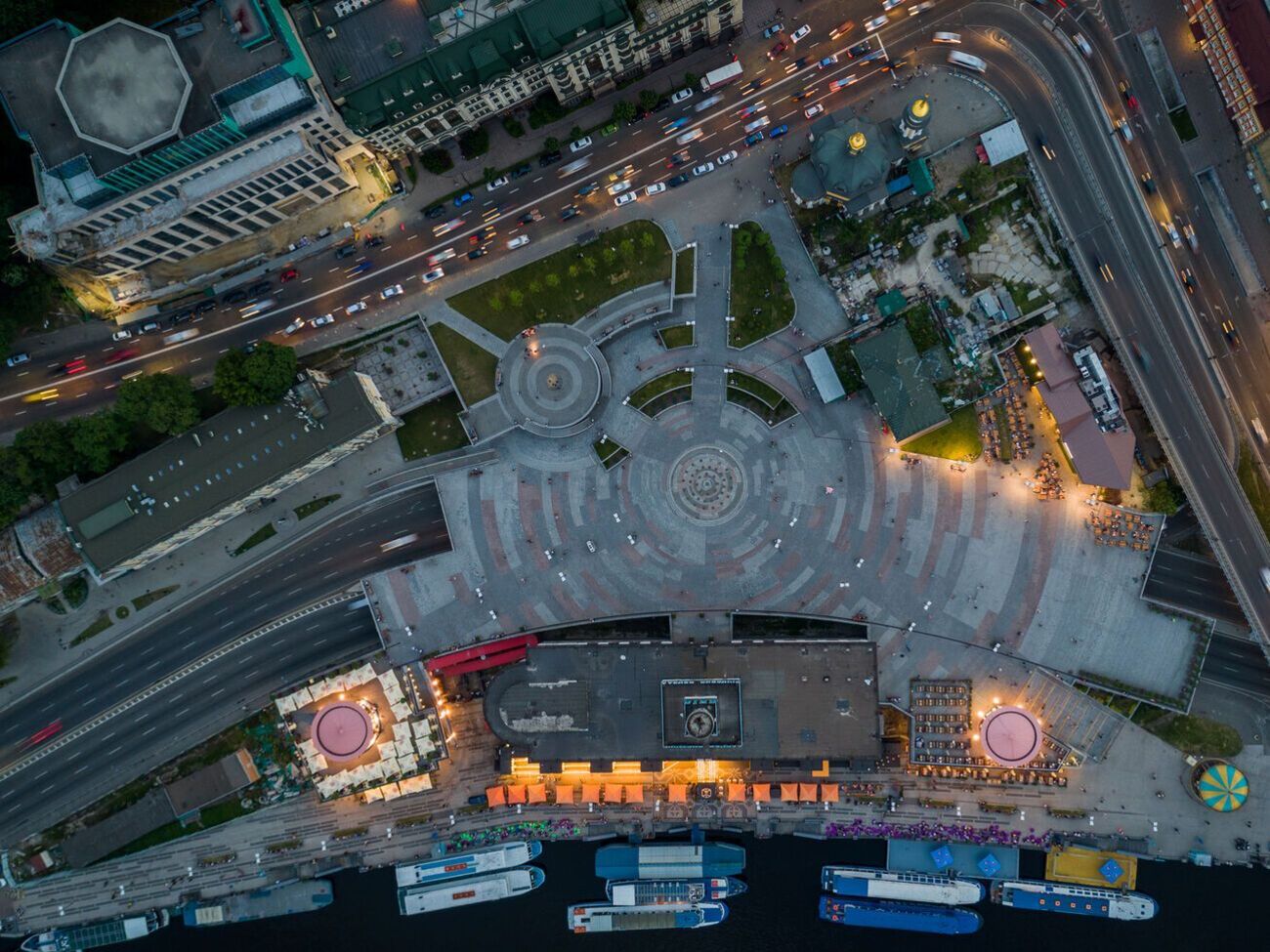 По данным правоохранителей, вместо реконструкции на Почтовой площади строили торговый центр и пять ресторанов