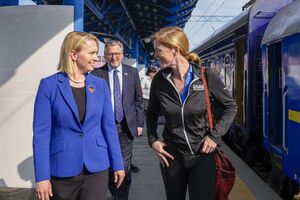 Саманта Пауэр (справа) снова приехала в Украину