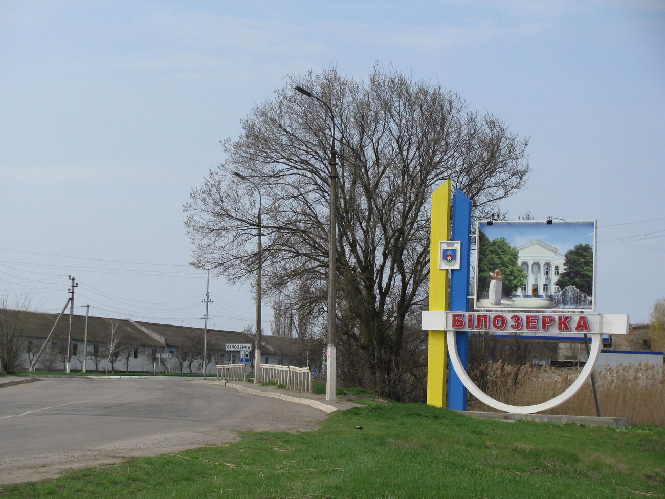 Один із російських снарядів влучив по двору потерпілої 56-річної жительки Білозерки, зазначили в Херсонській ОВА