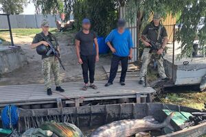 Прикордонники зловили рибалок із рибою, занесеною до Червоної книги