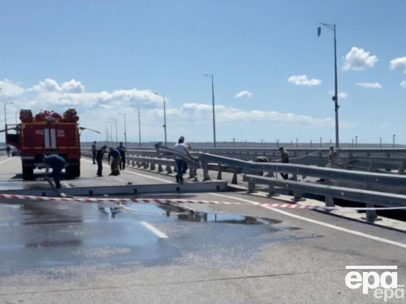 Двустороннее движение по автомобильной части Крымского моста по одной его стороне оккупанты планируют открыть не раньше сентября