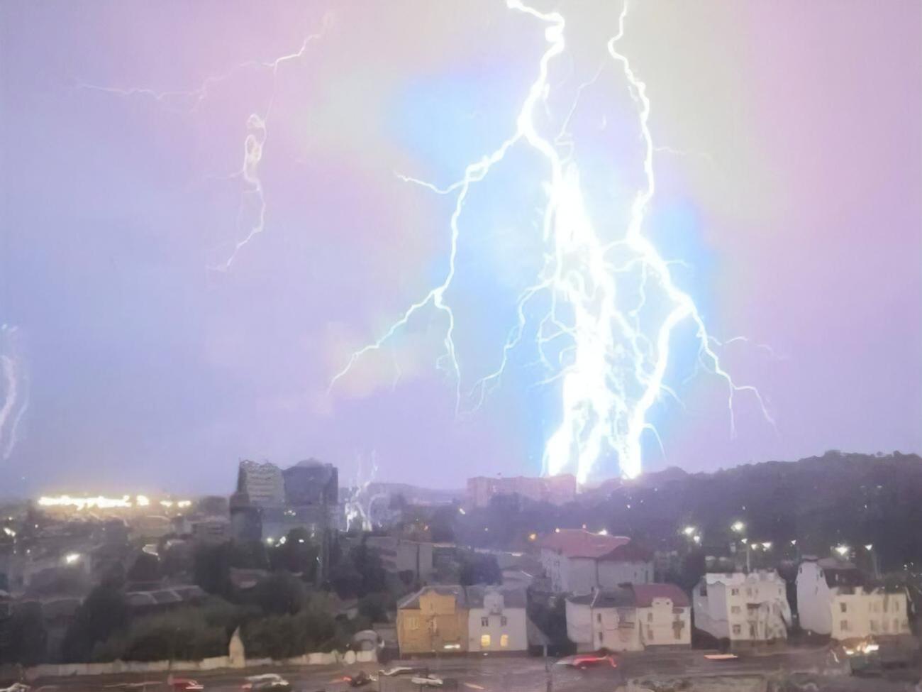 Во Львове началась сильная гроза