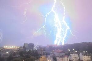 У Львові почалася сильна гроза