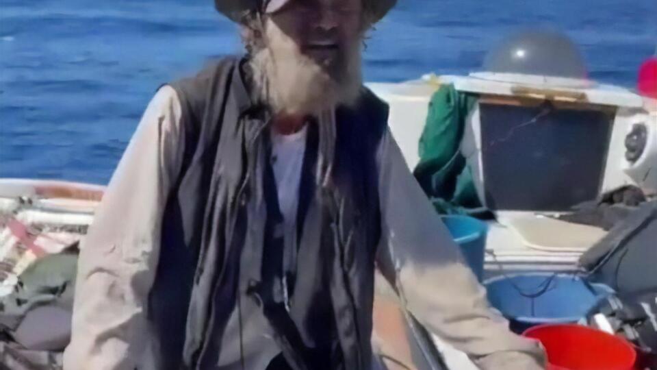 Чоловік із собакою два місяці провів у відкритому океані