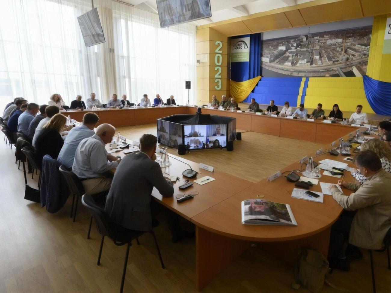 Ермак провел встречу иностранных послов на освобожденной от оккупантов Чернобыльской АЭС