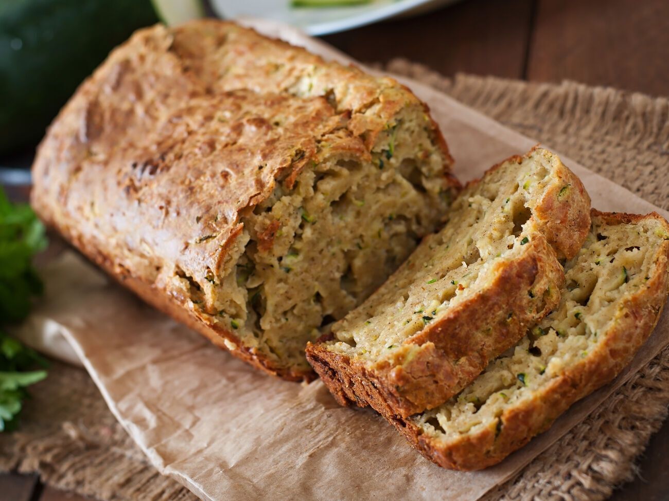 Для кабачкового пирога понадобится кабачок, мука, яйца, подсолнечное масло, цедра лимона, разрыхлитель и сахар