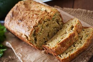 Для кабачкового пирога понадобится кабачок, мука, яйца, подсолнечное масло, цедра лимона, разрыхлитель и сахар
