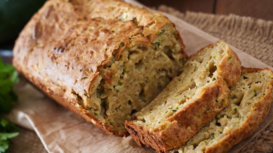 Для кабачкового пирога понадобится кабачок, мука, яйца, подсолнечное масло, цедра лимона, разрыхлитель и сахар