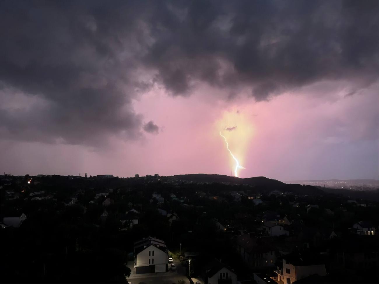 Буря с грозой во Львовской области началась вечером 17 июля