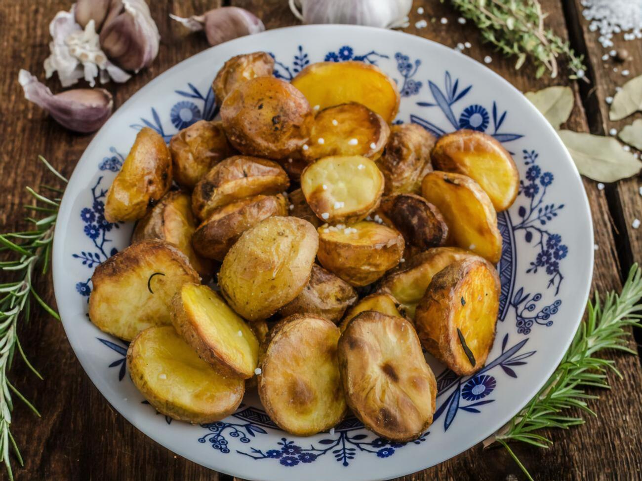 Картофель нужно подавать с зеленью