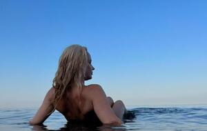 Ребрик: А фото в купальнике можно?