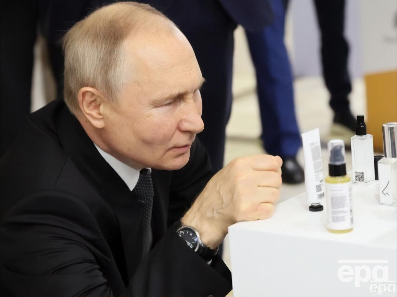 Путин занимает должность президента России с 2000 года с перерывом в&nbsp;2008&ndash;2012 годах, когда был главой правительства