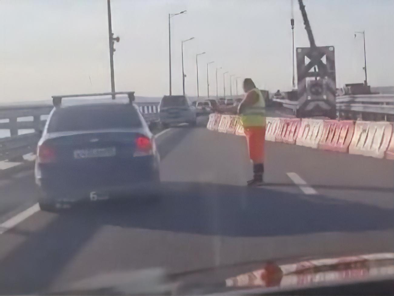На Крымский мост выстроились очереди