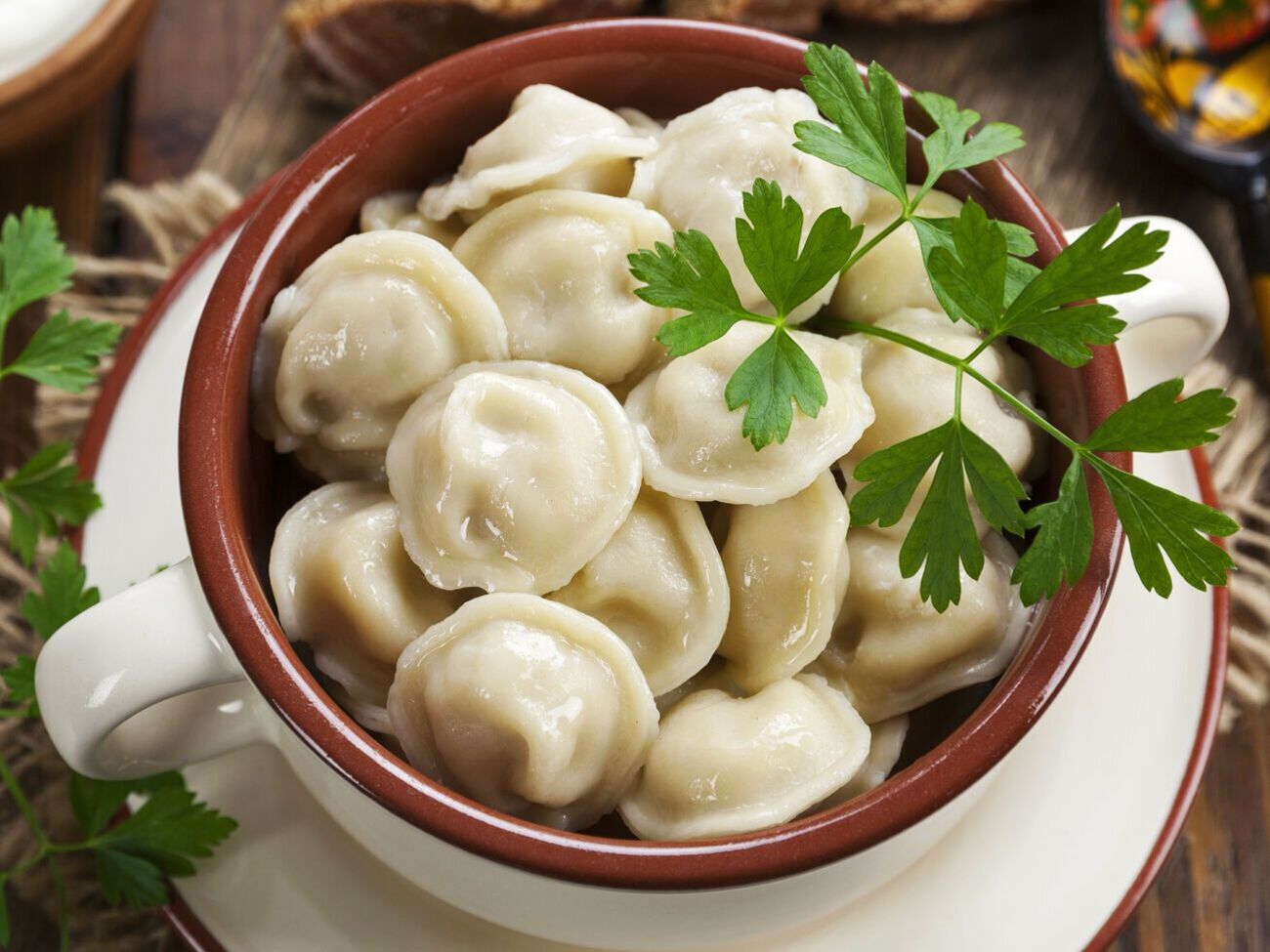 Варить пельмени нужно в широкой кастрюле, чтобы они помещались в один слой, опуская их в уже кипящую подсоленную воду