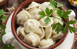 Варить пельмени нужно в широкой кастрюле, чтобы они помещались в один слой, опуская их в уже кипящую подсоленную воду