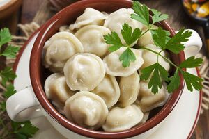 Варить пельмени нужно в широкой кастрюле, чтобы они помещались в один слой, опуская их в уже кипящую подсоленную воду