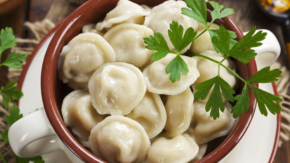 Варить пельмени нужно в широкой кастрюле, чтобы они помещались в один слой, опуская их в уже кипящую подсоленную воду