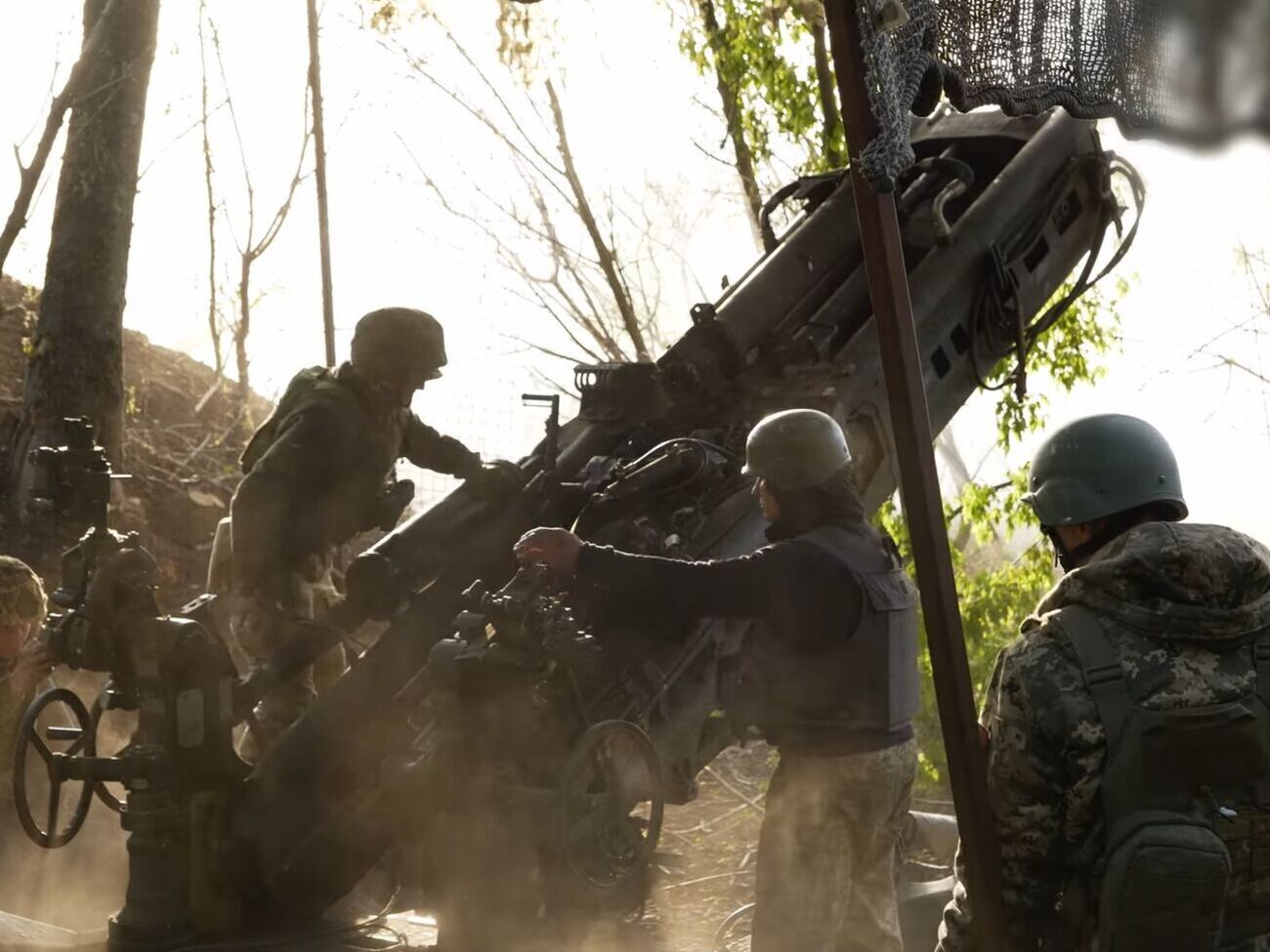 Гаубиці M777, які надали США і які стрілятимуть касетними снарядами, уже на позиціях у районі Бахмута, зазначили ЗМІ