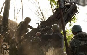 Поставляемые США гаубицы M777, которые будут стрелять кассетными снарядами, уже находятся на позициях в районе Бахмута, отметили СМИ