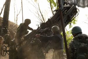 Поставляемые США гаубицы M777, которые будут стрелять кассетными снарядами, уже находятся на позициях в районе Бахмута, отметили СМИ