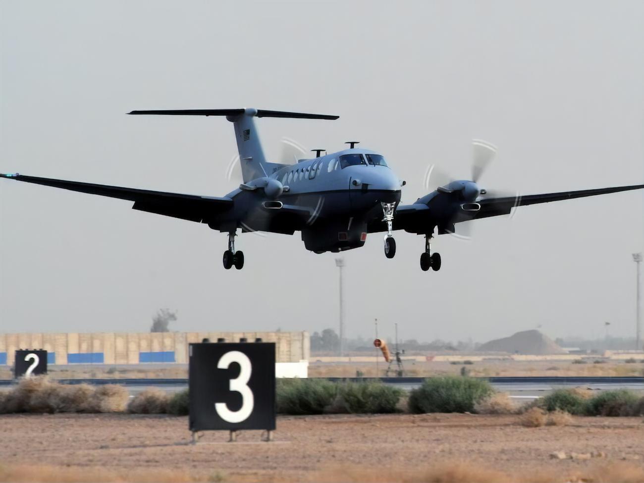 Російський Су-35 здійснив небезпечний проліт біля американського МС-12 (на фото)