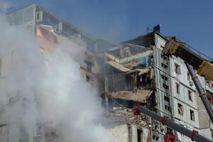 В Умани, по данным МВД, в 4.30 28 апреля в многоэтажку попала российская ракета Х-101