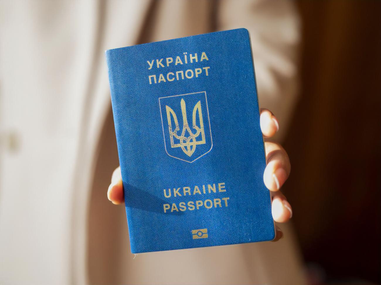 По сравнению с 2022 годом украинский паспорт поднялся на пять позиций