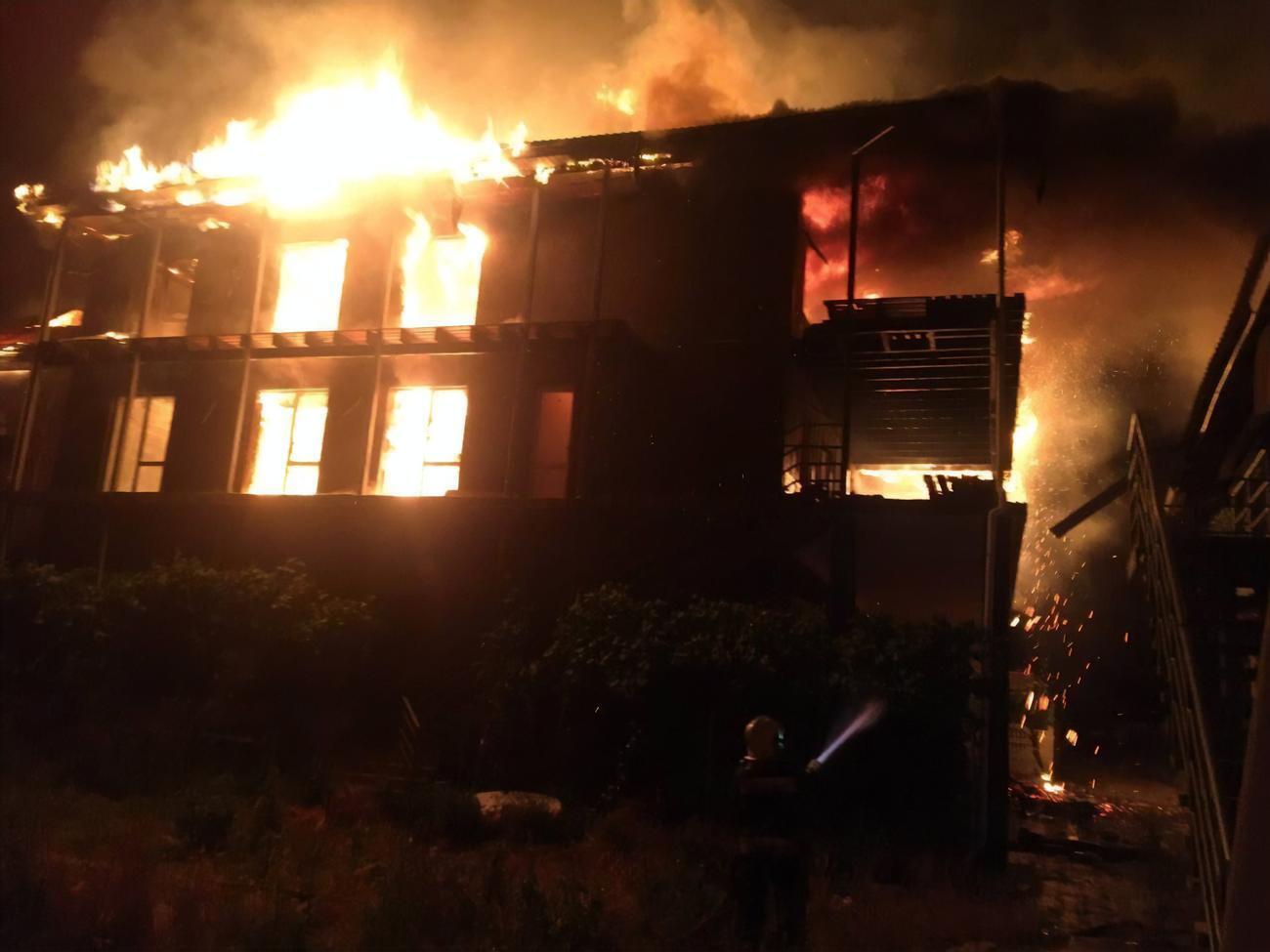 В результате вражеской атаки произошло возгорание объектов рекреационной инфраструктуры в прибрежной зоне