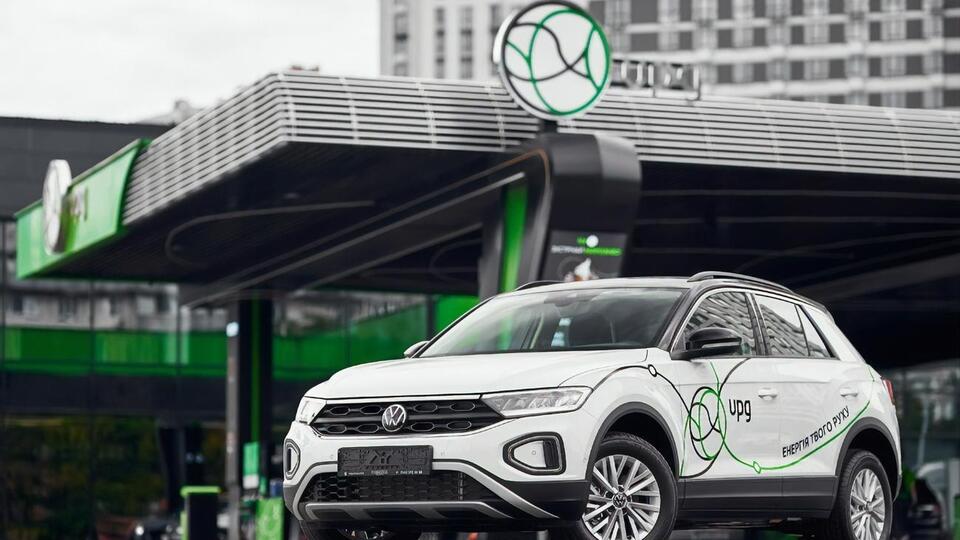 По условиям акции, с марта этого года водители заправлялись в сети от 25 литров любым видом топлива и собирали слова из выпадавших в чеках букв