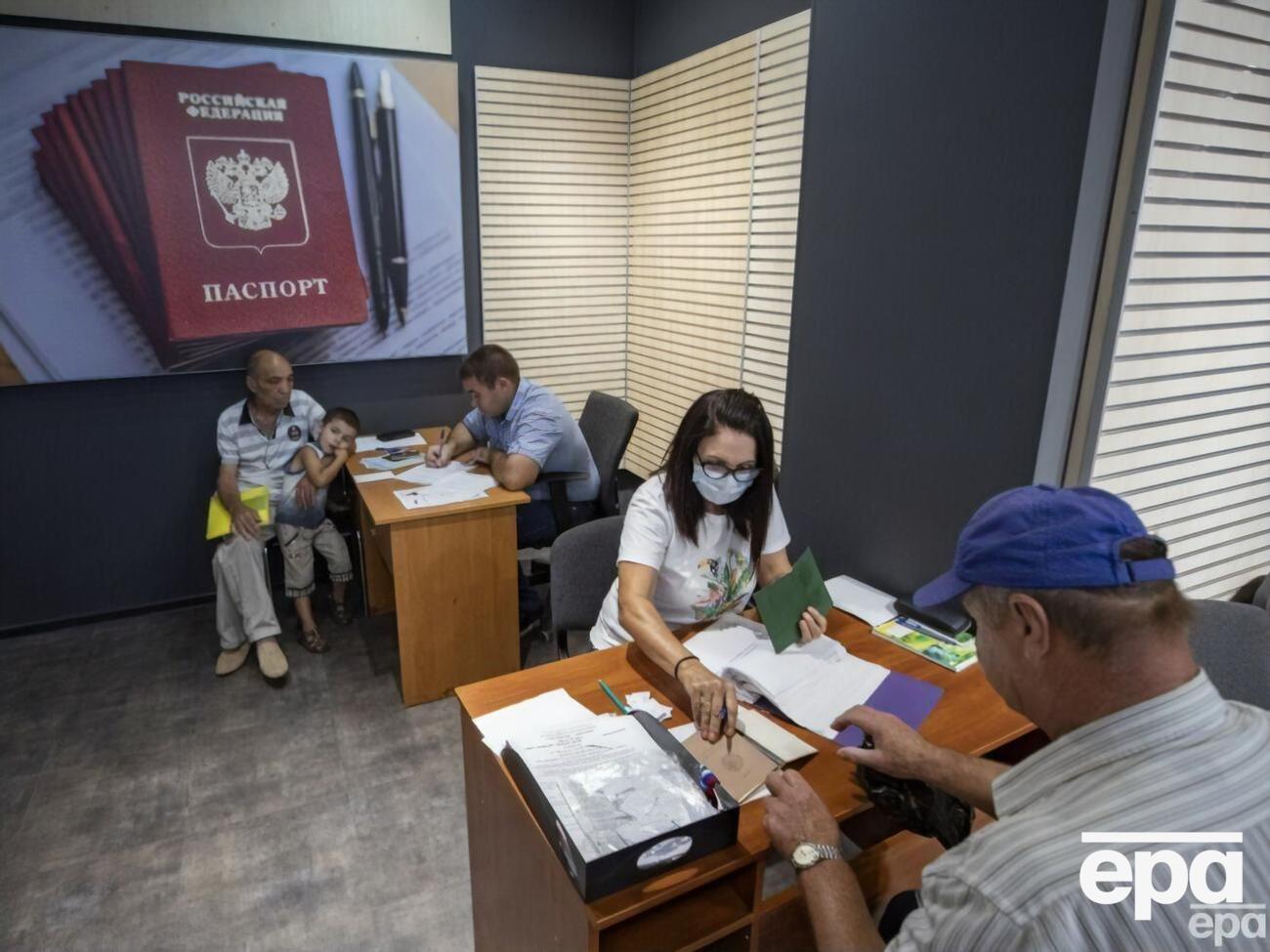 Окупанти змушують українців отримувати паспорти РФ під загрозою звільнення